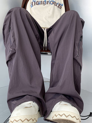 Men's mauve cargo sweatpants with drawstring and zippered pockets.