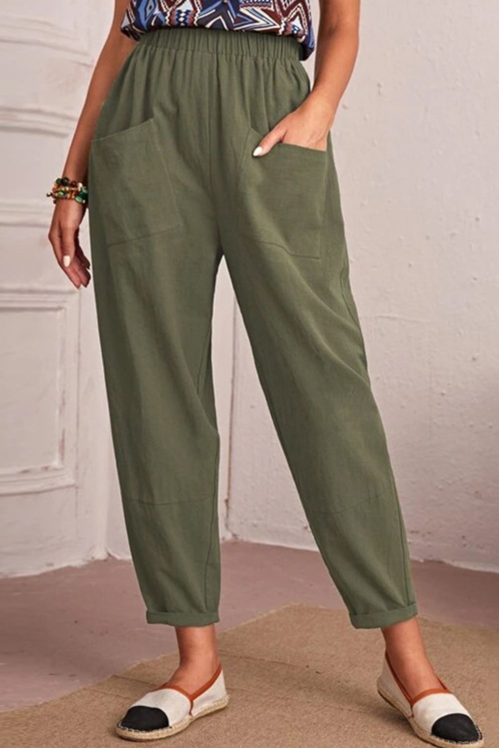 Relaxed linen tapered trousers in matcha green with pockets and elastic waist.