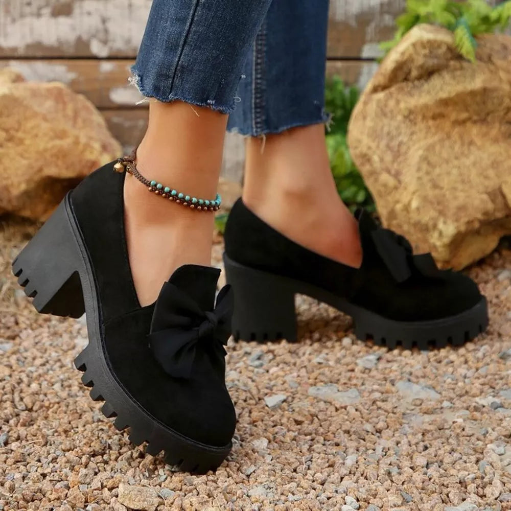 Round Toe Block Heels Pumps in Black, side view