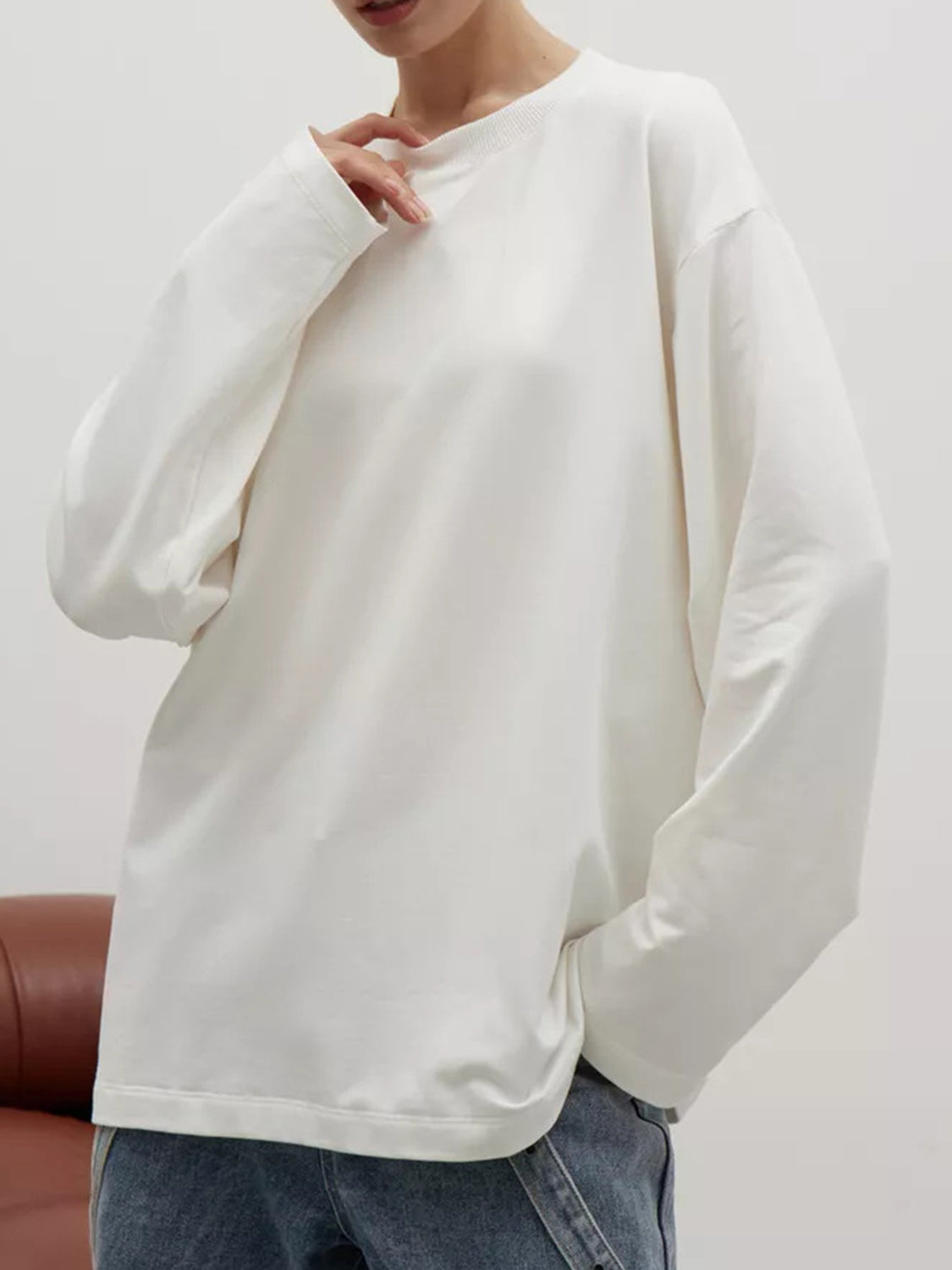 White oversized crewneck sweatshirt with voluminous sleeves and crew neckline.
