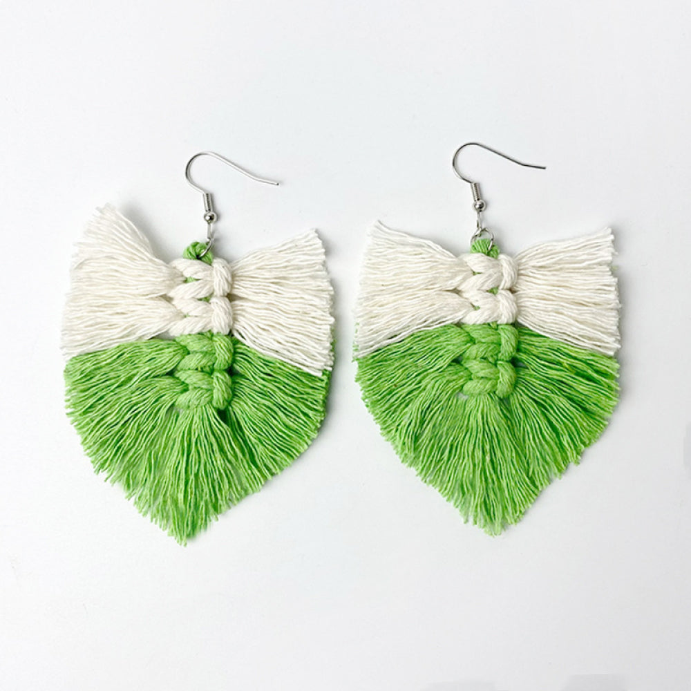 Macramé leaf fringe earrings in white and green with boho style.