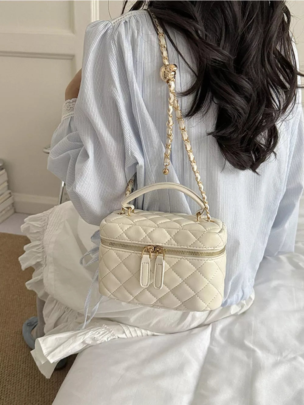 Quilted Chain Strap Crossbody Bag in Pink, close-up detail