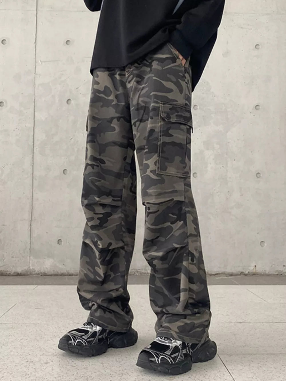 Men's camouflage cargo jeans with multiple pockets, made of 100% cotton, featuring a baggy fit.