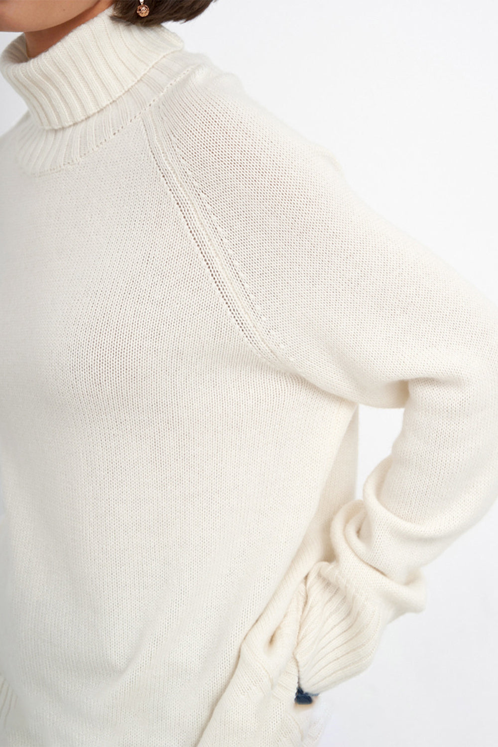 Sand cashmere turtleneck sweater with raglan sleeves and ribbed cuffs.