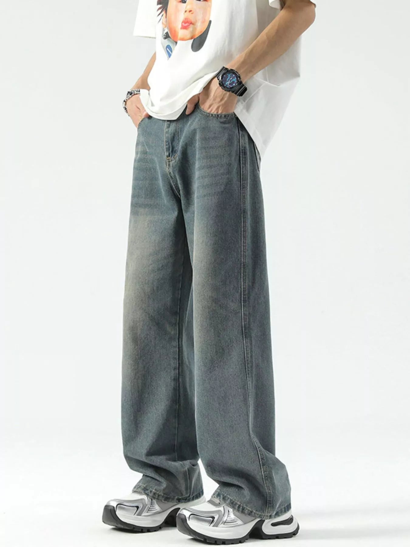 Relaxed wide-leg jeans in vintage blue denim with a comfortable fit.