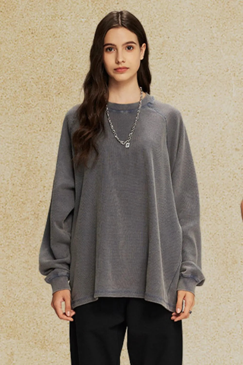 Raglan sleeve washed cotton sweatshirt in dark gray with crew neck and relaxed fit.