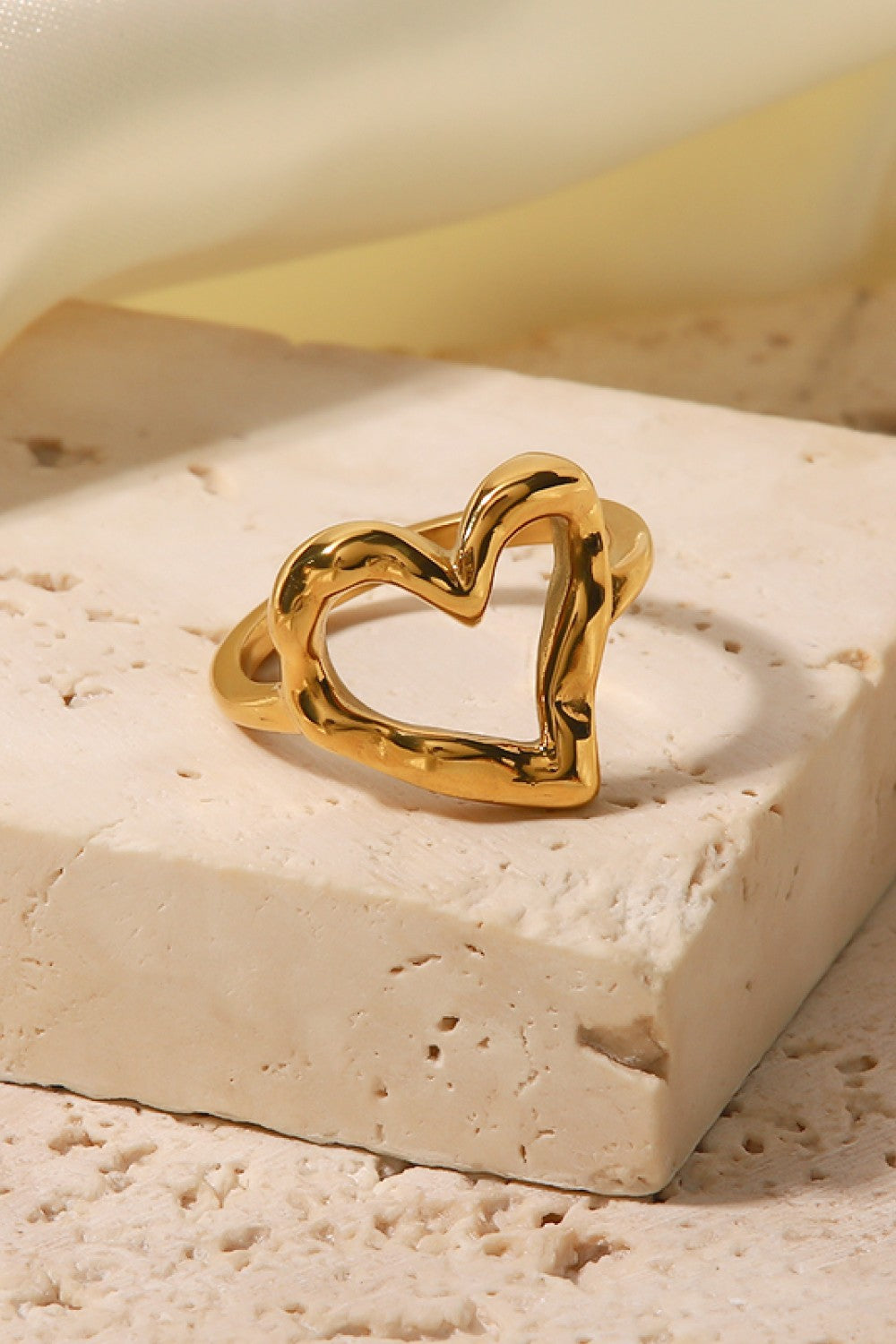Gold 18k gold-plated sculpted heart signet ring