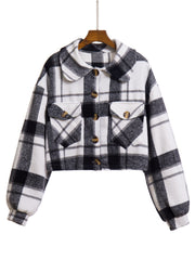 Chic plaid jacket in white and black with buttoned chest pockets and a collared neckline.