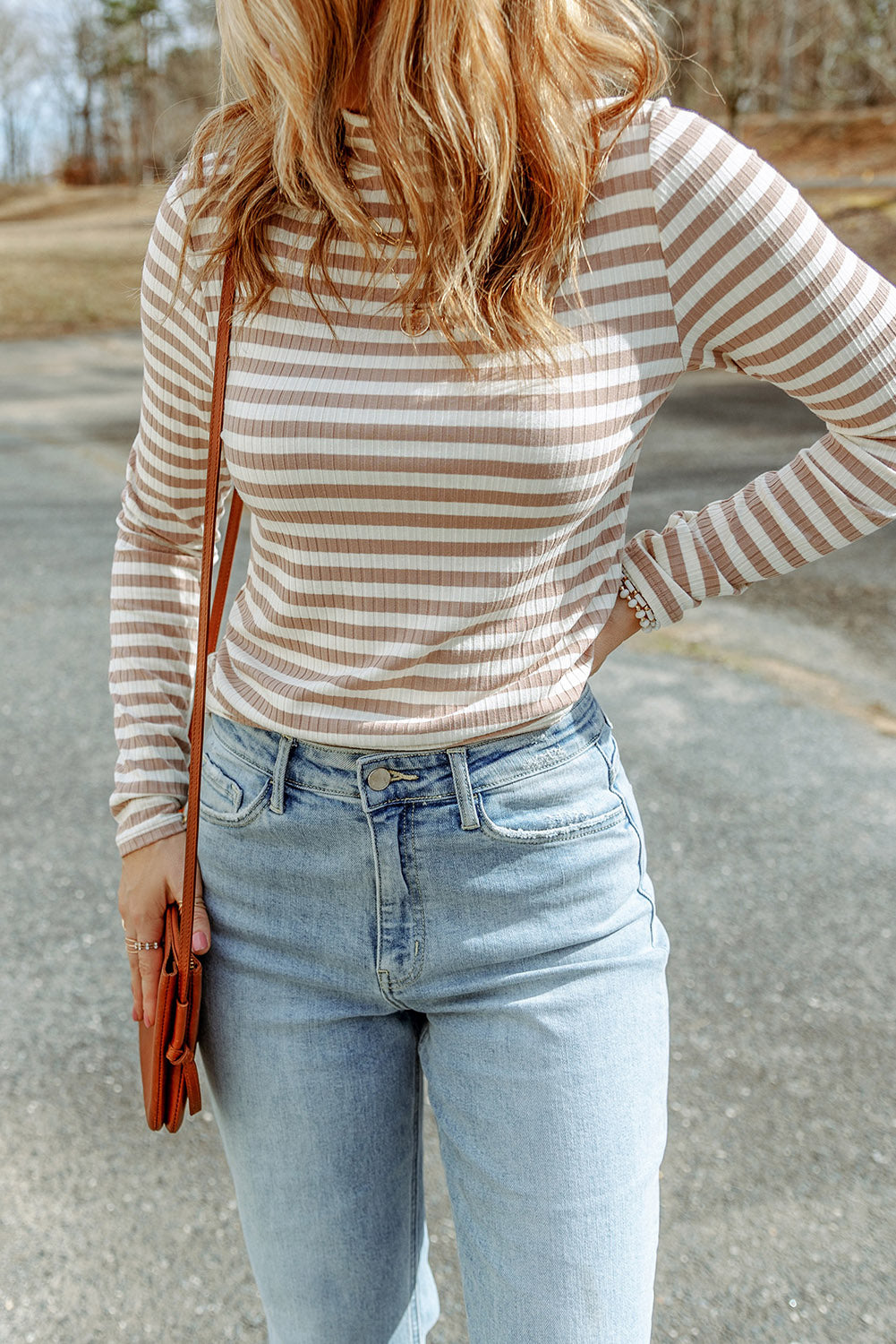 Ribbed turtleneck sweater with brown and white stripes, slim fit, long sleeves.