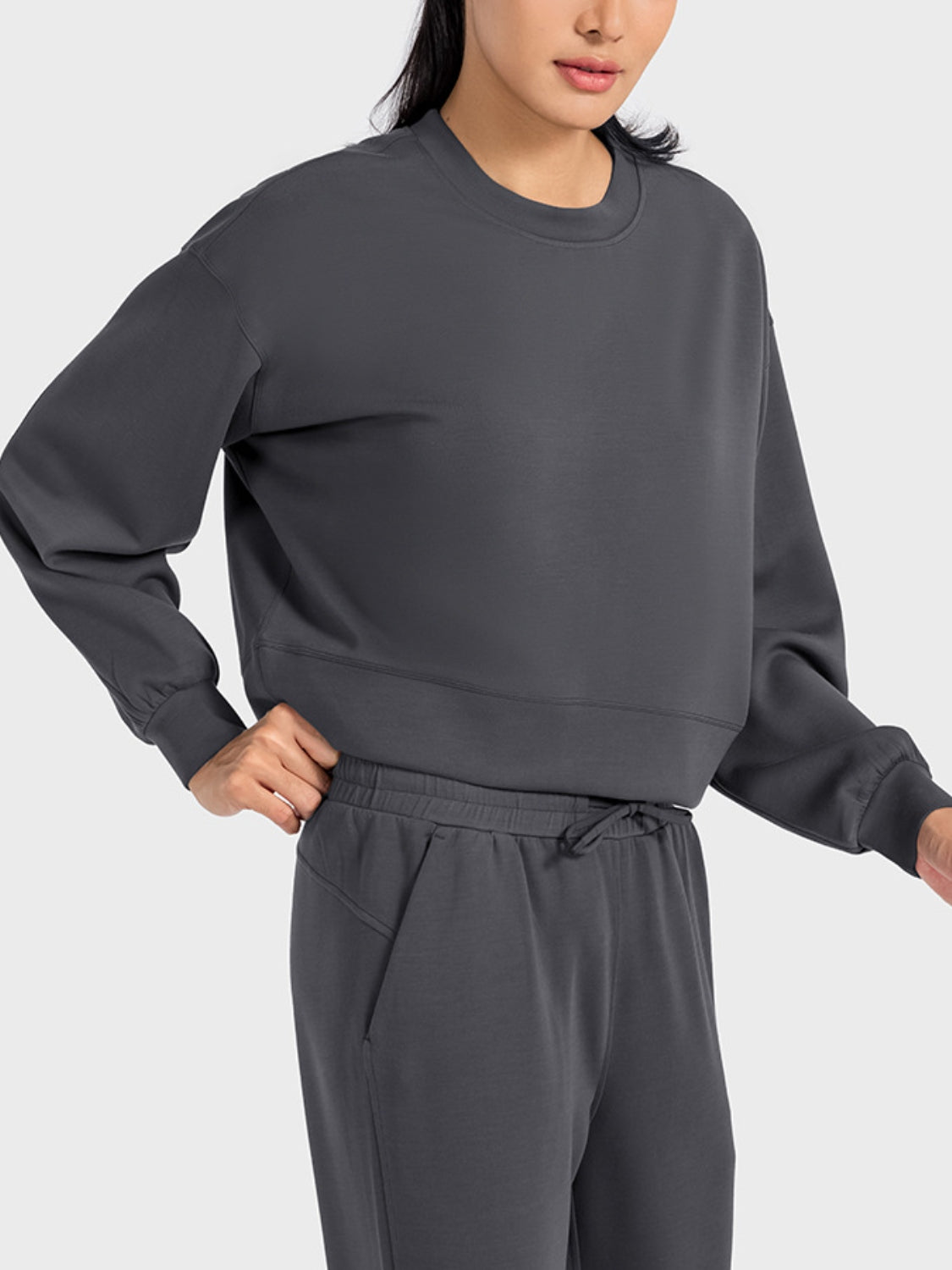 Dark blue cropped crewneck sweatshirt with gathered sleeves and crew neckline