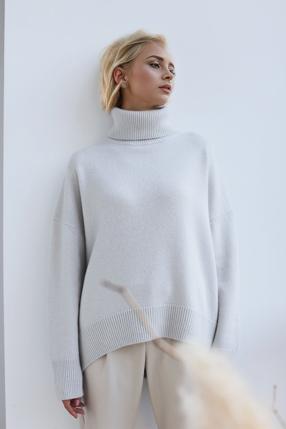 Oversized cashmere turtleneck sweater in light gray with ribbed cuffs and hem.