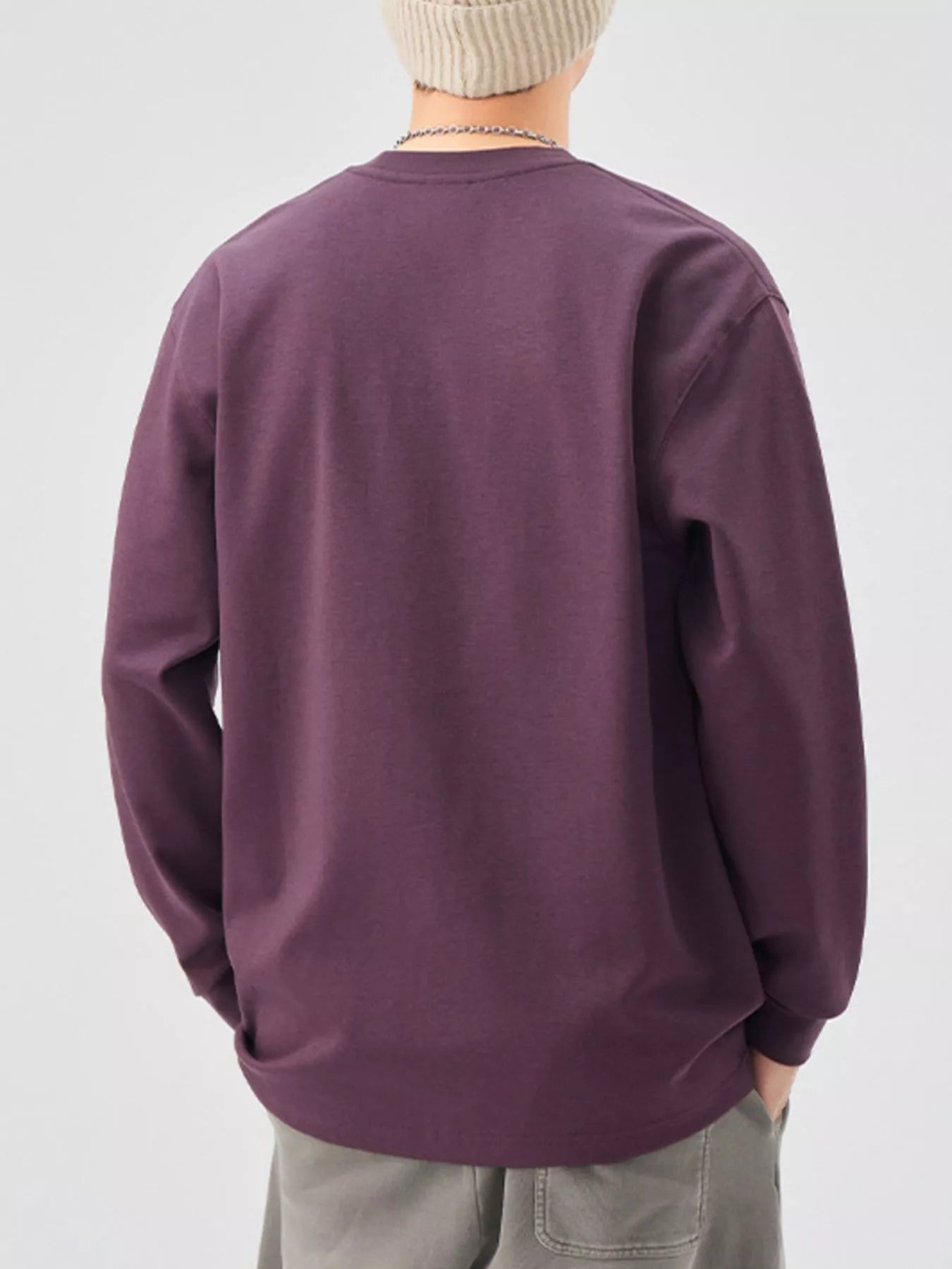 Casual oversized long-sleeve sweatshirt in Sauce Purple, crewneck, relaxed fit.