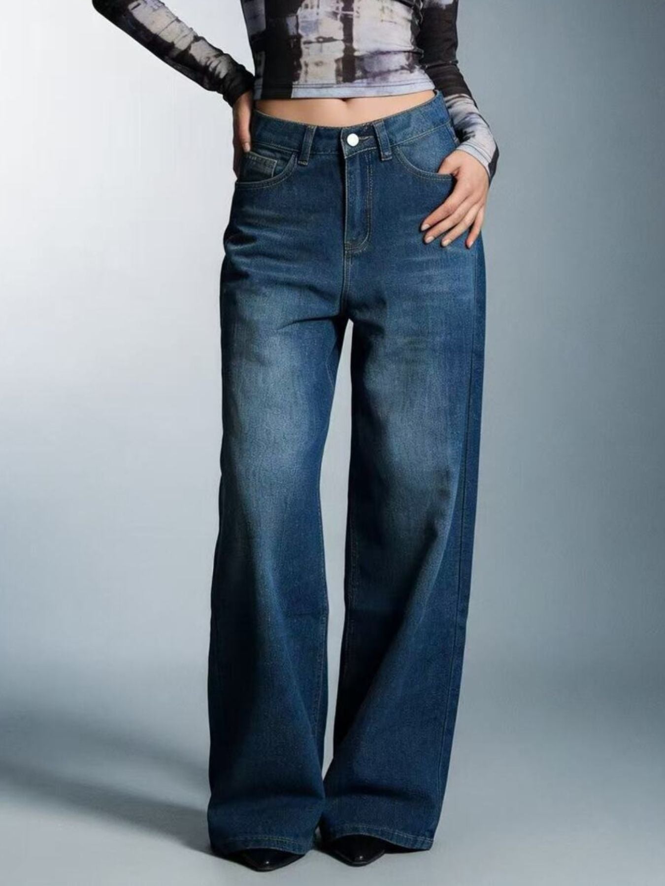 Cutout high-waisted wide-leg jeans in blue denim with button closure.