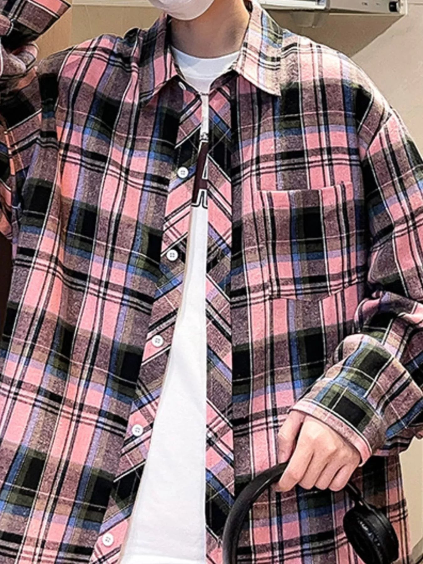 Casual long-sleeve buttoned shirt in pink plaid with a chest pocket.