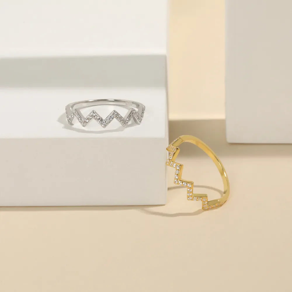 Zigzag pavé band ring in silver and gold with sparkling details.