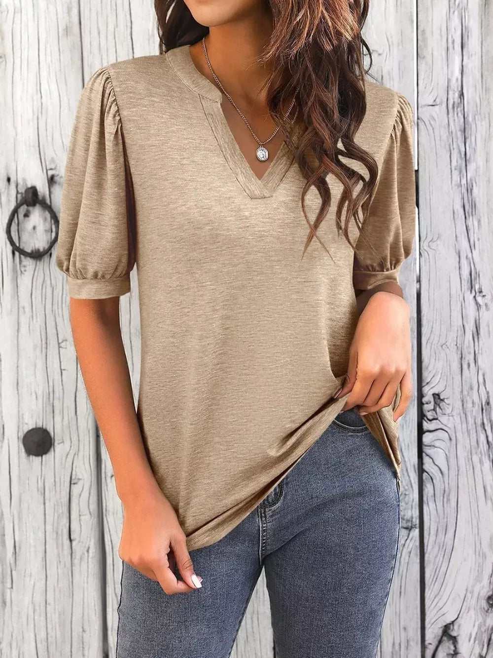 Camel puff sleeve notched V-neck t-shirt with short sleeves
