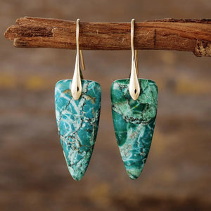 Glitter vein stone drop earrings in gold and green with unique marbled patterns.