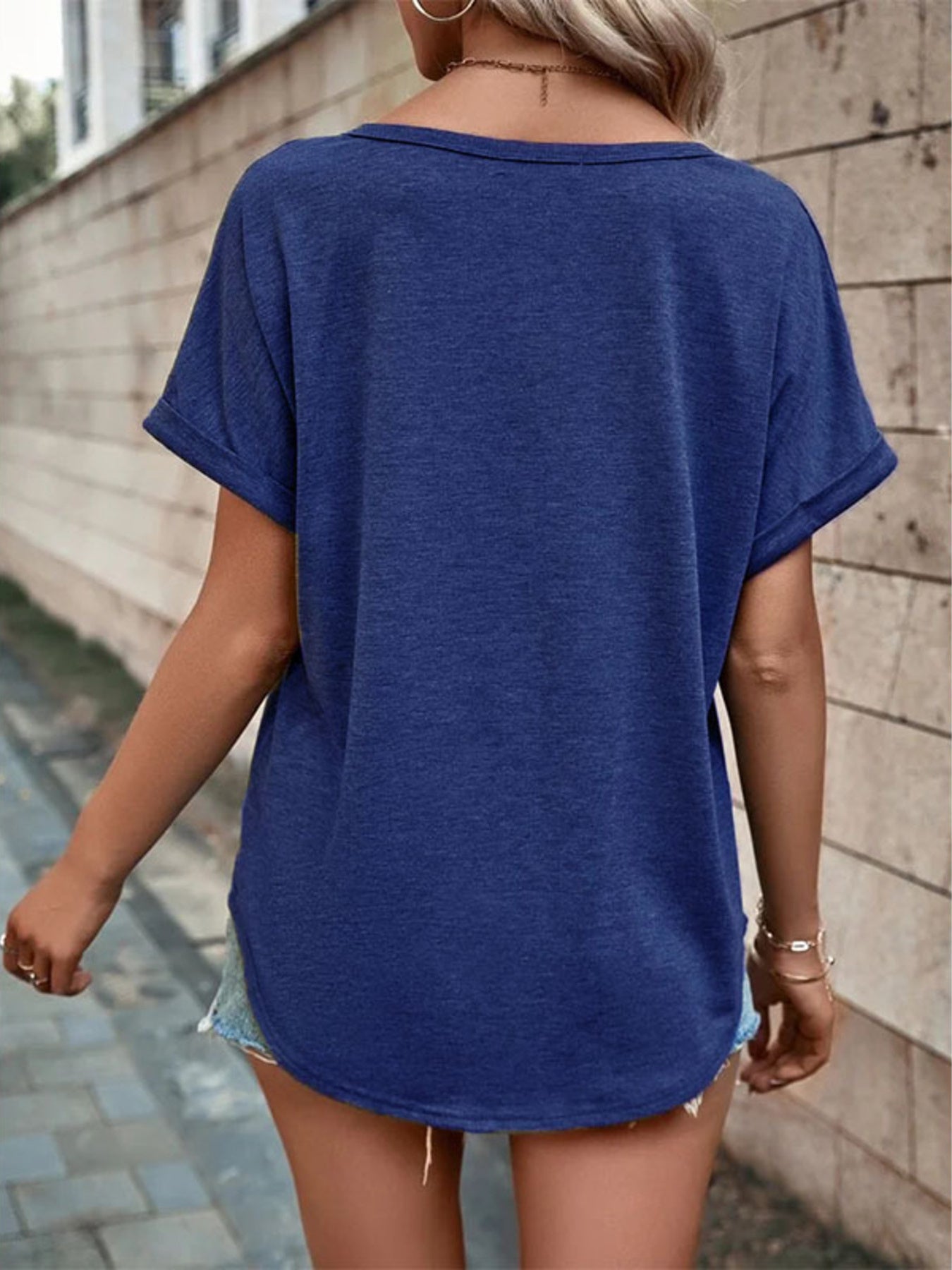 Dark blue t-shirt with short sleeves and V-neck, cuffed sleeves, curved hem