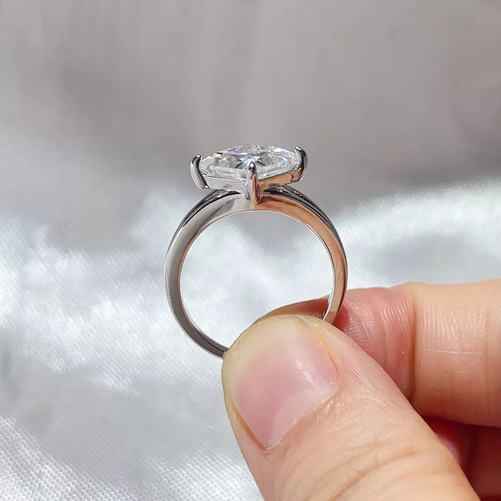 0.3 Carat 925 Sterling Silver Solitaire Ring, close-up detail