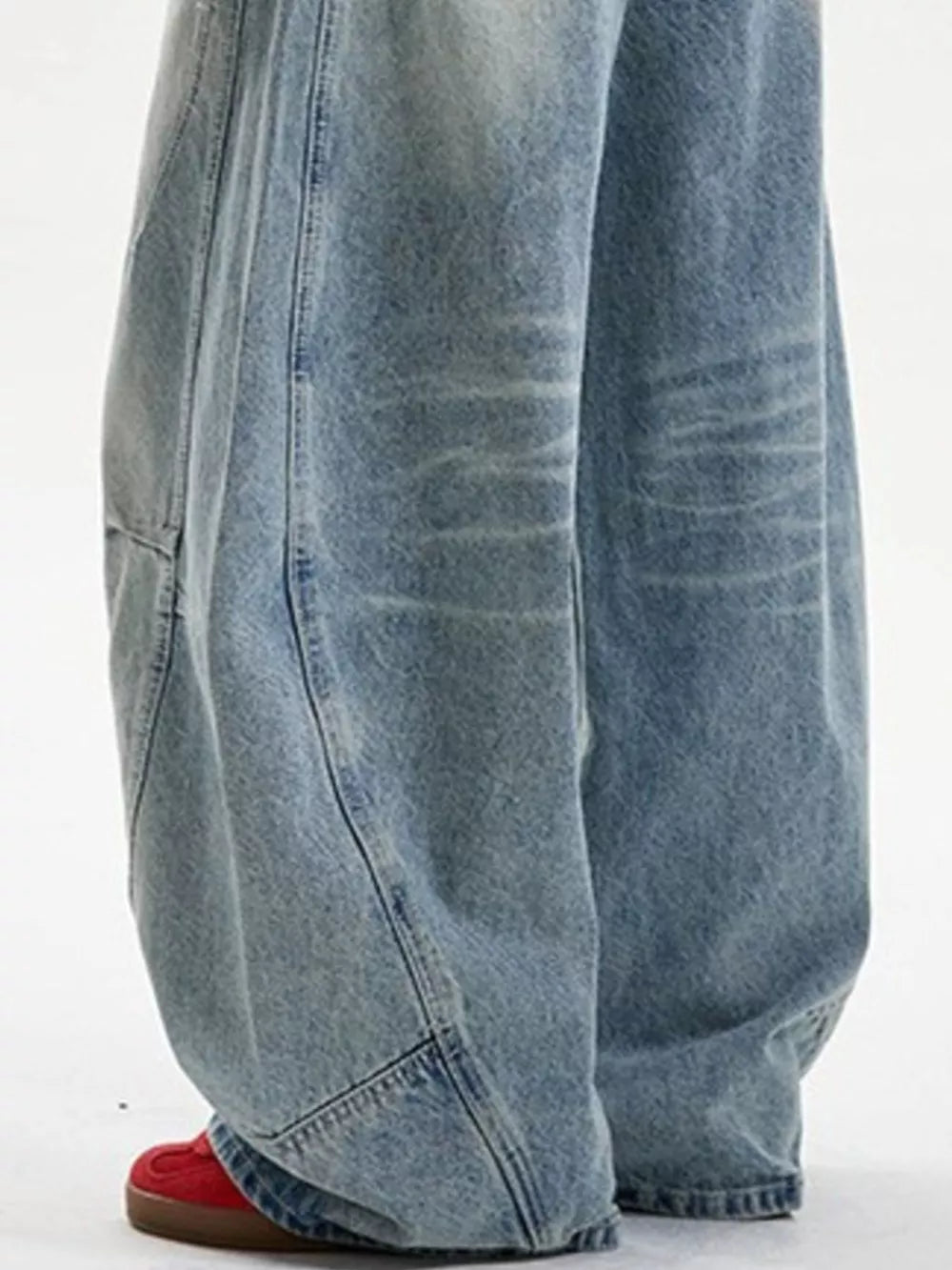 Timeless wide-leg jeans in classic wash denim with a relaxed fit.