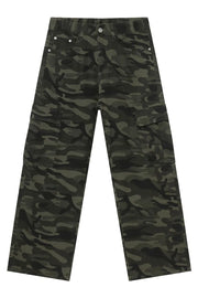 Wide-leg camo cargo pants in 100% cotton with multiple pockets.
