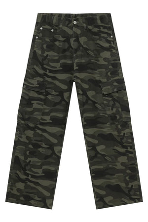Wide-leg camo cargo pants in 100% cotton with multiple pockets.
