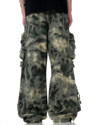 Men's Camouflage Loose Fit Cargo Pants in Camouflage, close-up detail