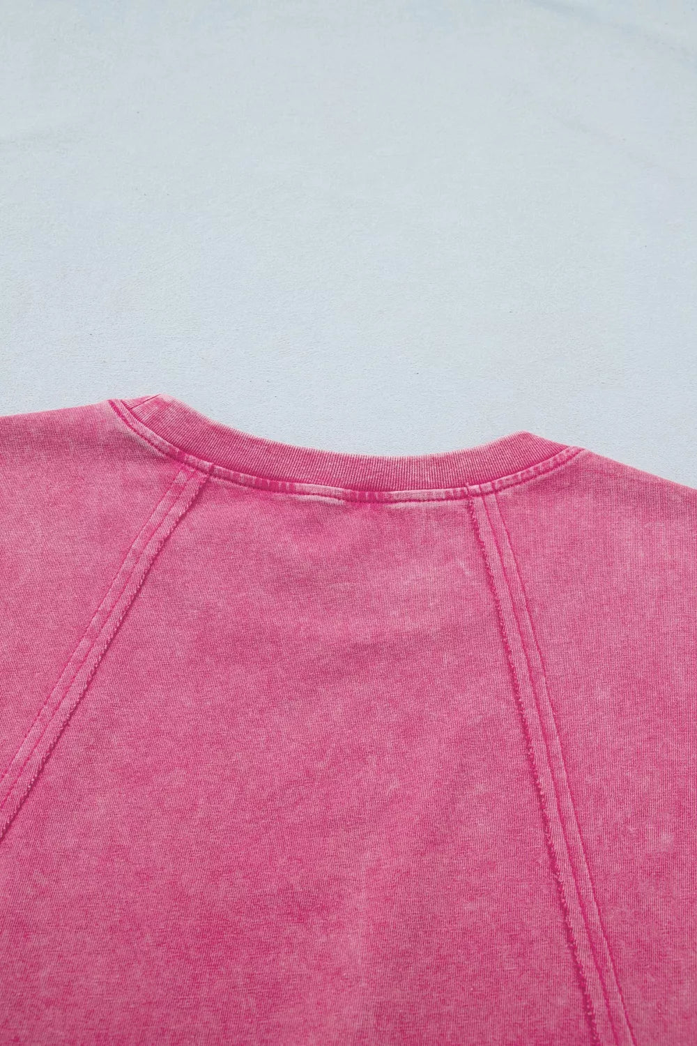 Pink mineral wash cotton t-shirt with crew neck and raglan seams.