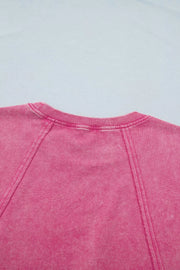 Pink mineral wash cotton t-shirt with crew neck and raglan seams.