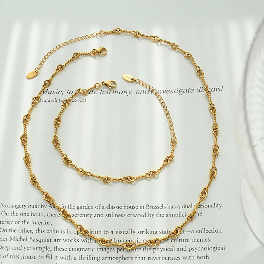 Gold twisted rope detail chain necklace with lobster clasp closure