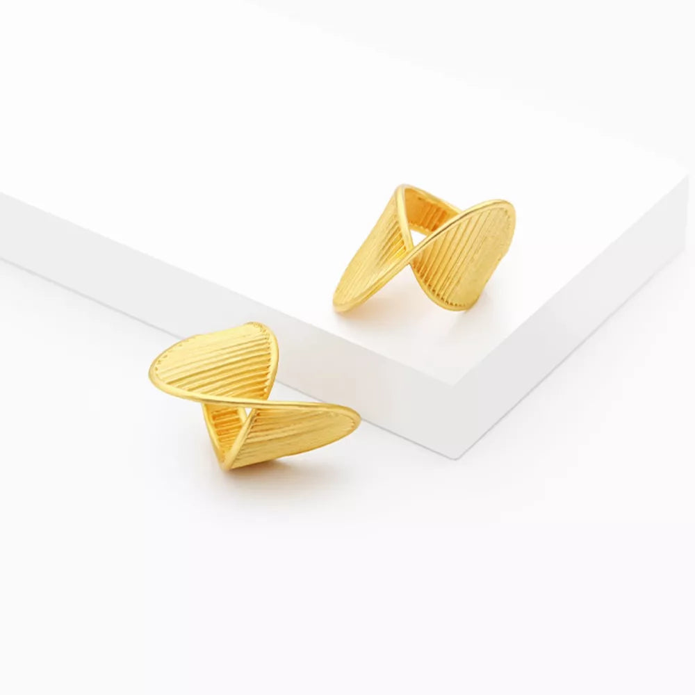 18k gold-plated ring with twisted texture and ribbed detail