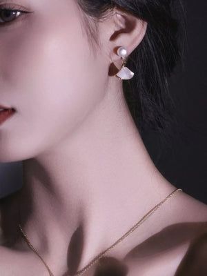 Elegant fan-shaped pearl earrings with mother-of-pearl detail.