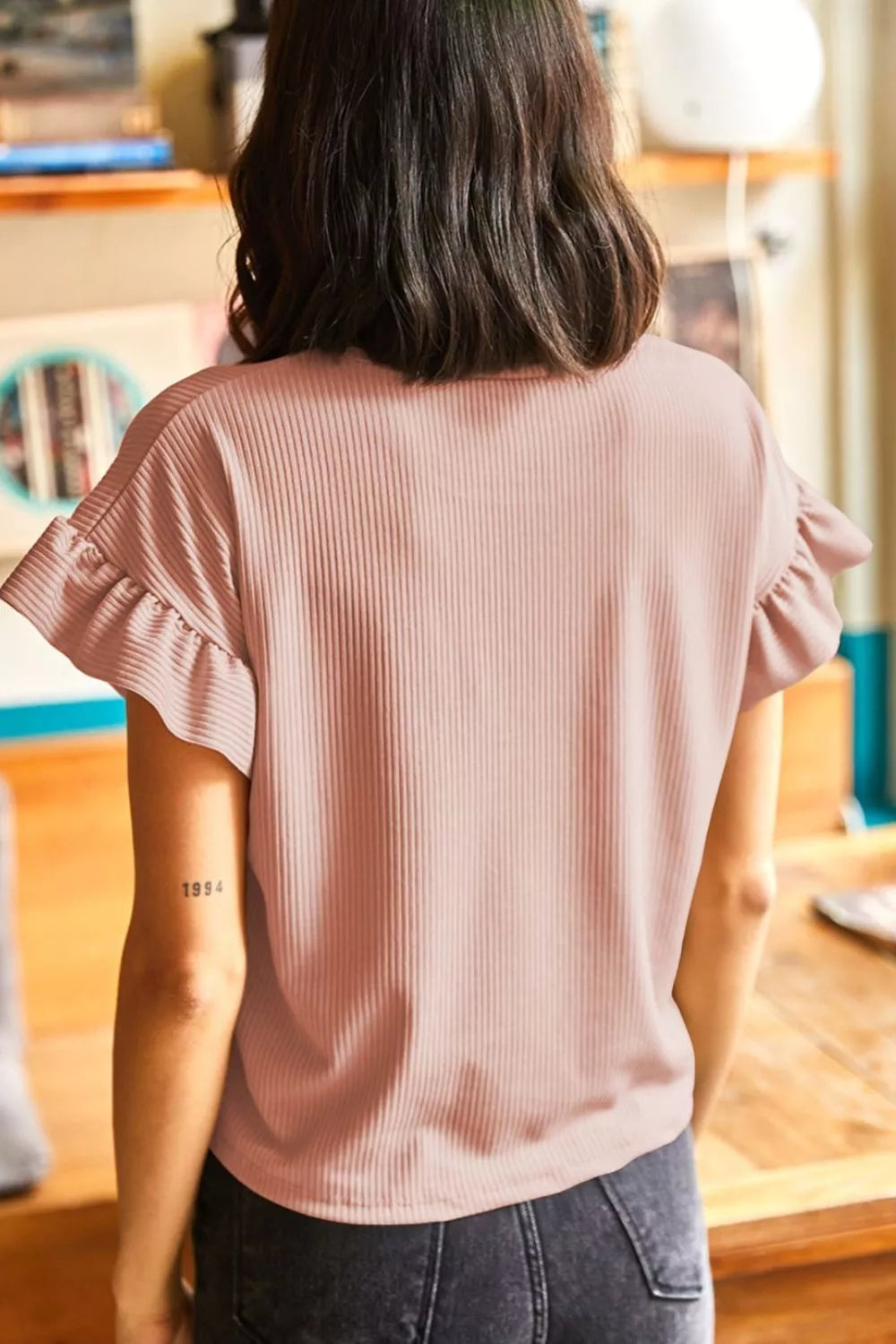 Pink ribbed t-shirt with ruffled short sleeves and relaxed fit