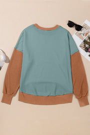 Crewneck sweatshirt with contrast sleeves and hem in teal and tan