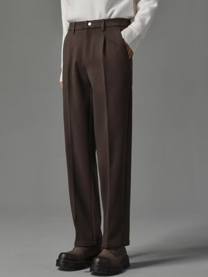 Men's brown pleated trousers with pockets.