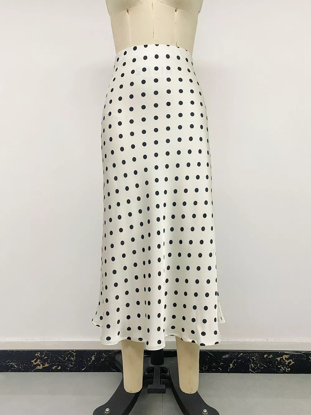 Polka Dot Midi Skirt in Orange-red, fit detail