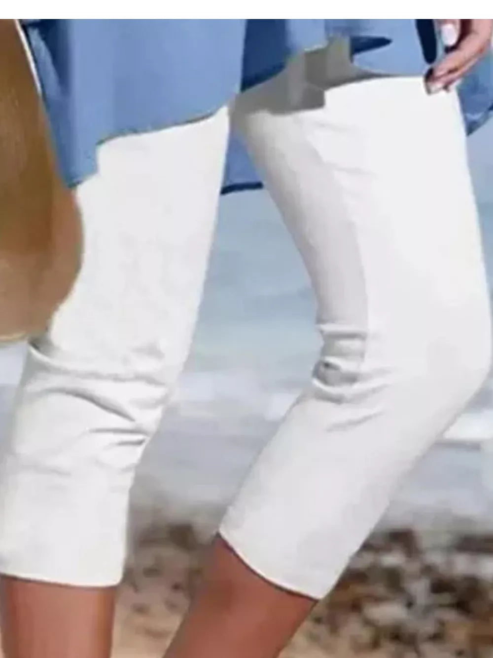 White cropped leggings with a casual fit, perfect for activewear.