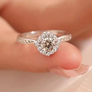 1 Carat 925 Sterling Silver Ring in Silver, close-up detail