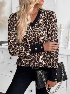 Printed V-neck Long Sleeve T-shirt in houndstooth, close-up detail