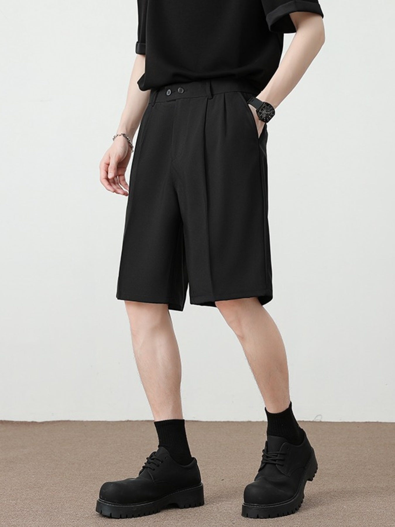 Black pleated detail loose-fit chino shorts with a comfortable cut.