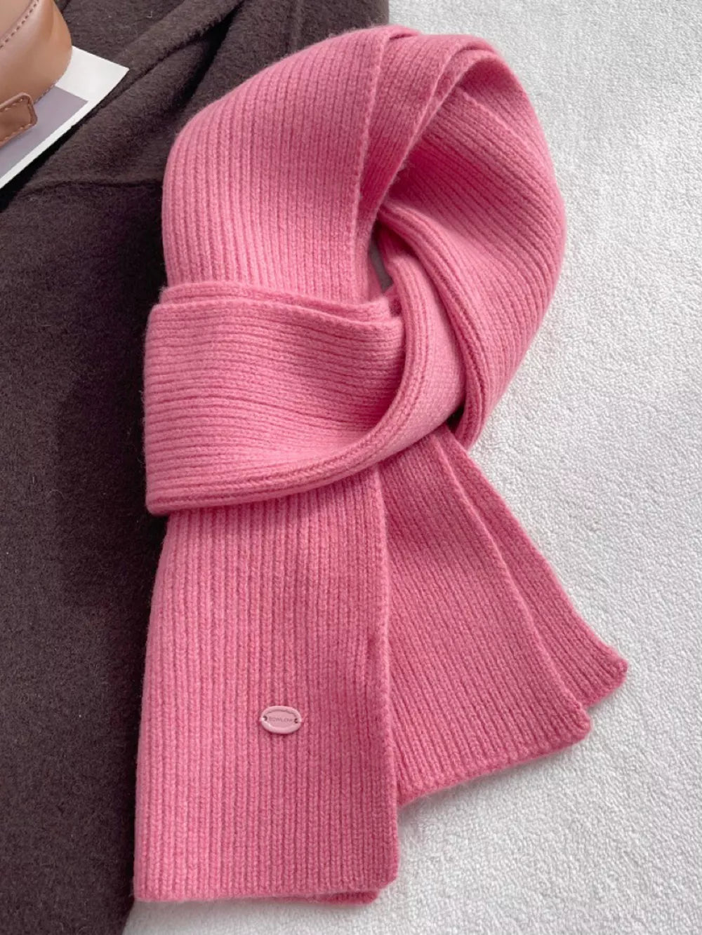 Rose Color ribbed knit wool scarf with oval detail