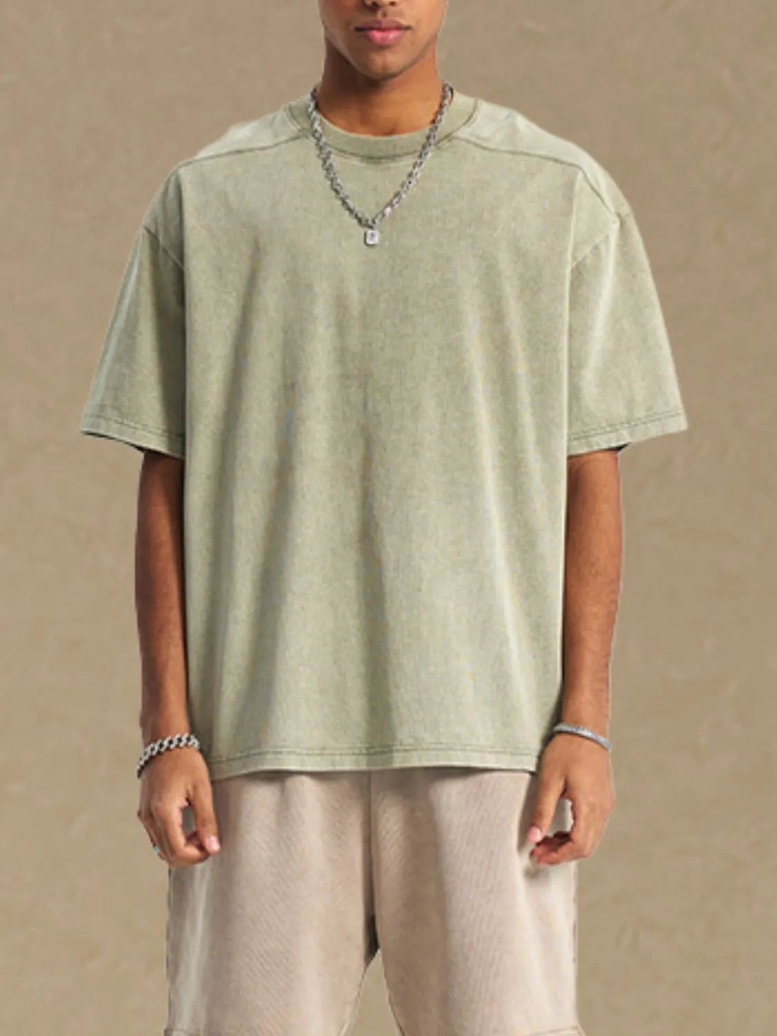 Sage green Neo t-shirt with round neck and short sleeves, relaxed fit.