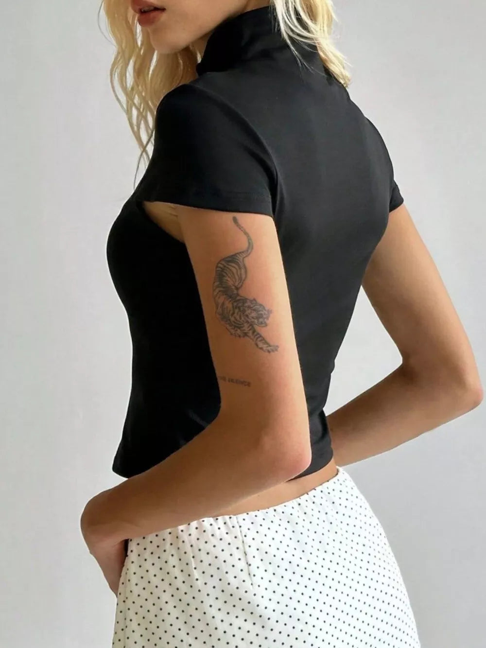 Hook And Eye Front Short Sleeve T-shirt, fabric detail