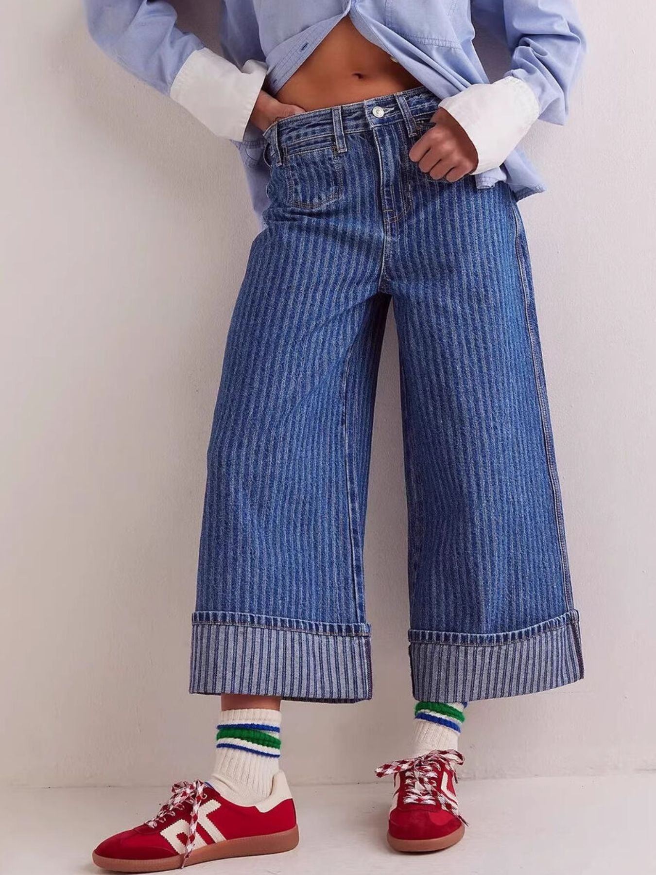 Striped high-waisted cropped jeans in dark blue denim with wide legs and cuffed hems.