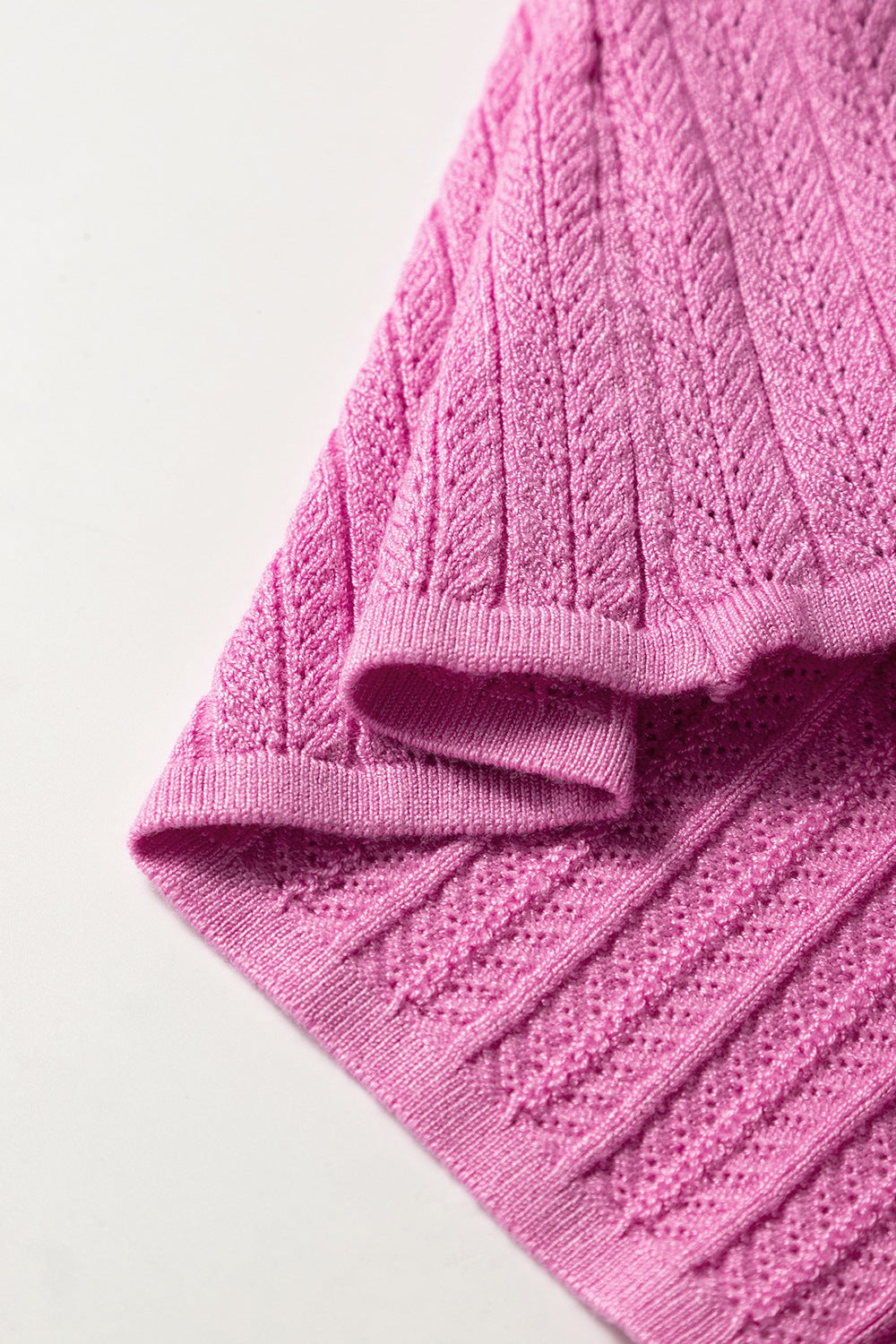 Red-violet knit blouse with square neckline and flutter sleeves, 100% viscose.