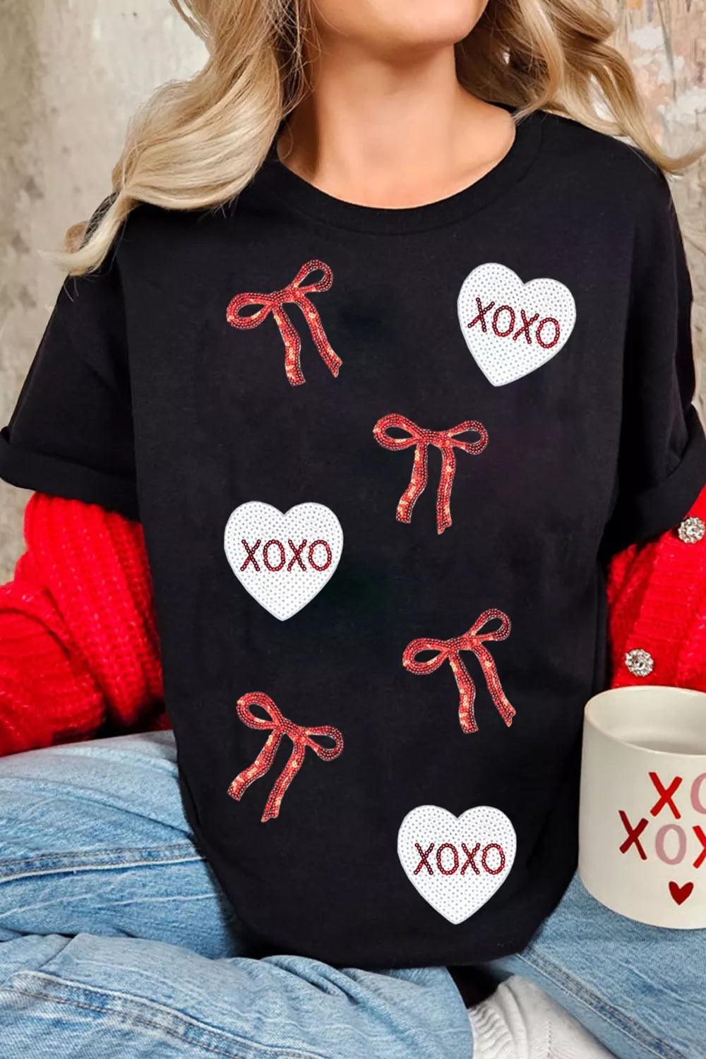 Black cotton t-shirt with sequin heart and bow pattern, crew neck, short sleeves.