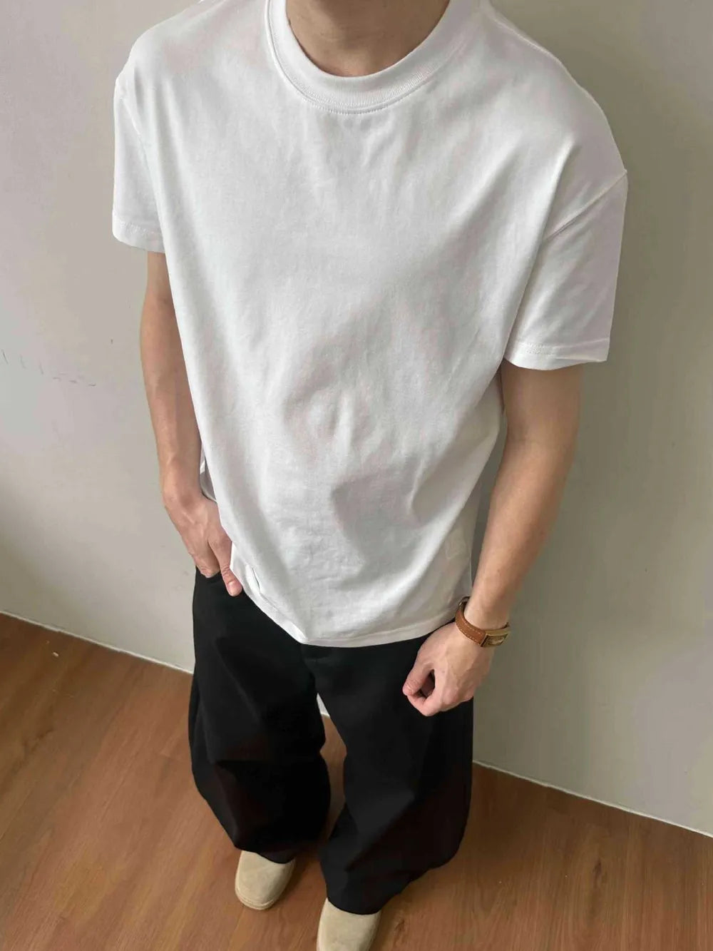 White crew neck t-shirt with short sleeves, made of cotton.