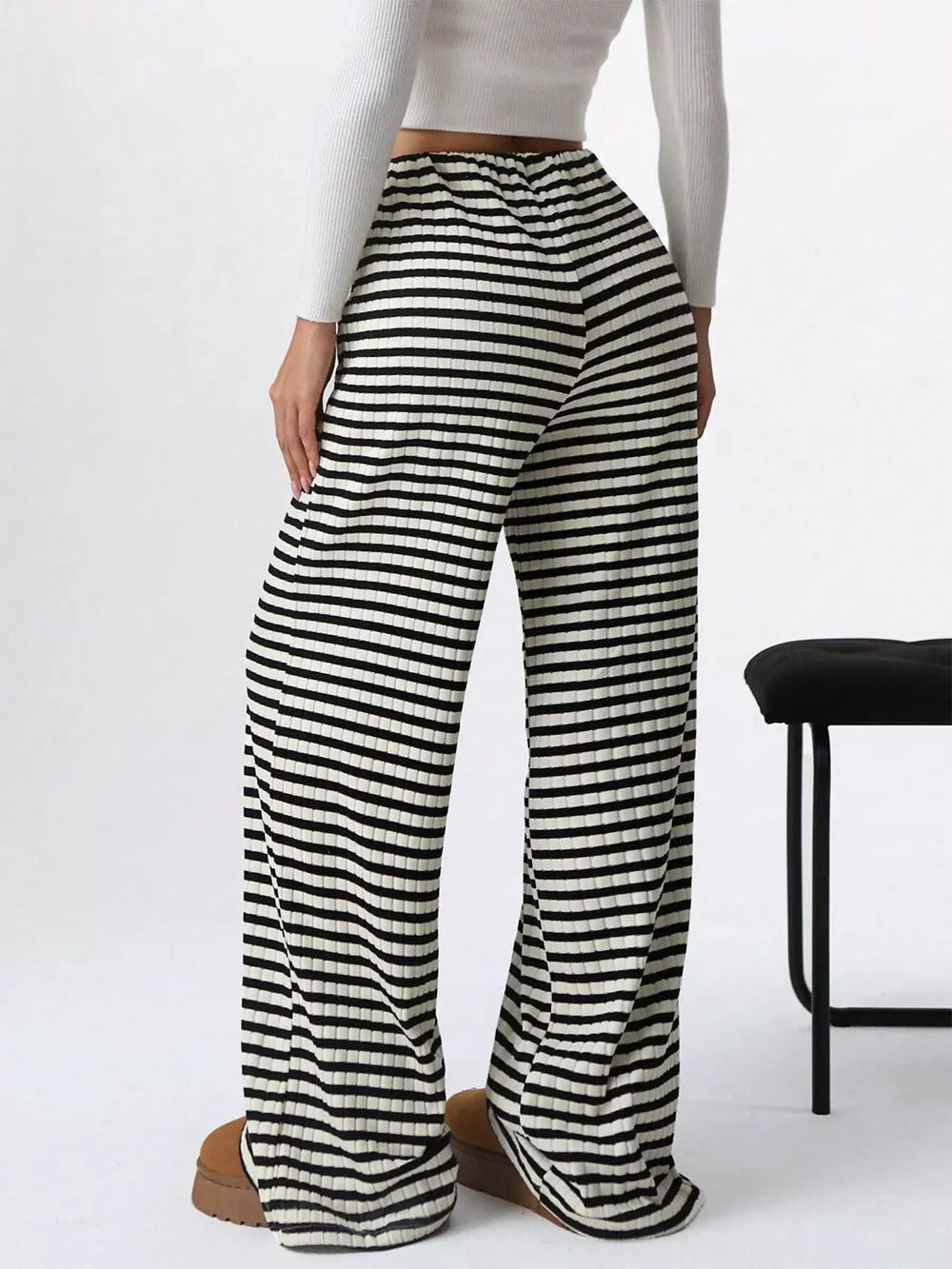 Striped ribbed wide-leg pants with drawstring in black and white.